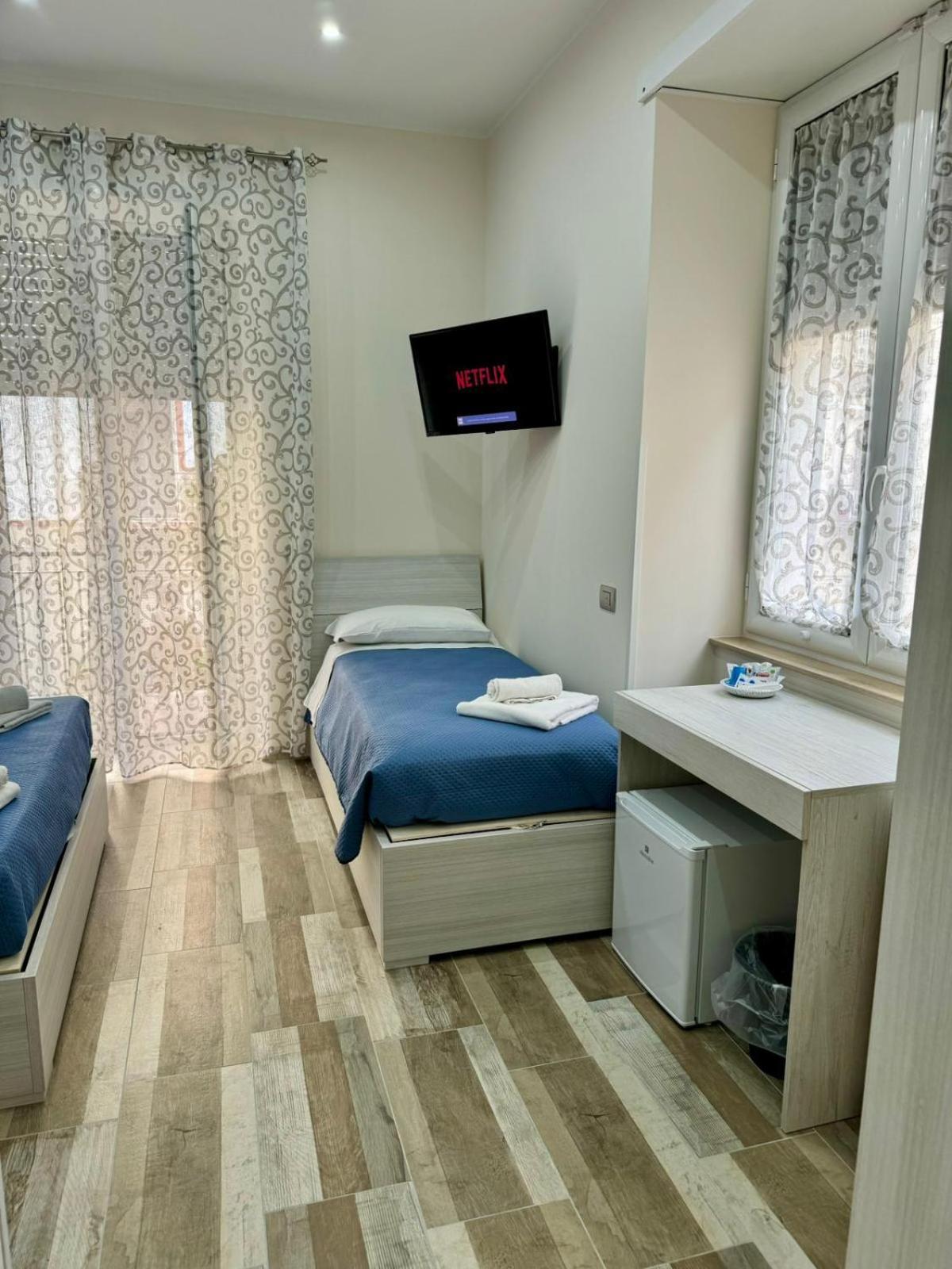 Punto House Ferrovia Hotel Napoli Bagian luar foto